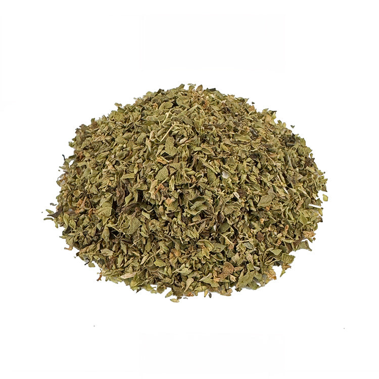 Ein kleiner Haufen Bio Oregano gerebelt. Der Bio-Oregano hat eine schöne grüne Farbe und sieht lecker aus.