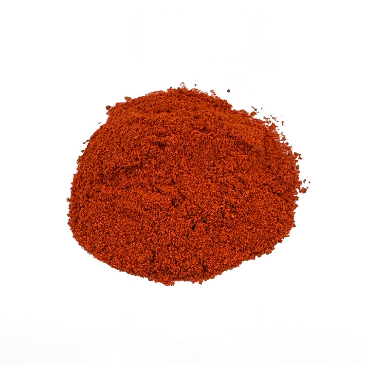 Einen kleinen Haufen Bio Paprika Delikatess. Das Bio-Paprika Delikatess hat eine intensive hellrote Farbe und sieht lecker aus.