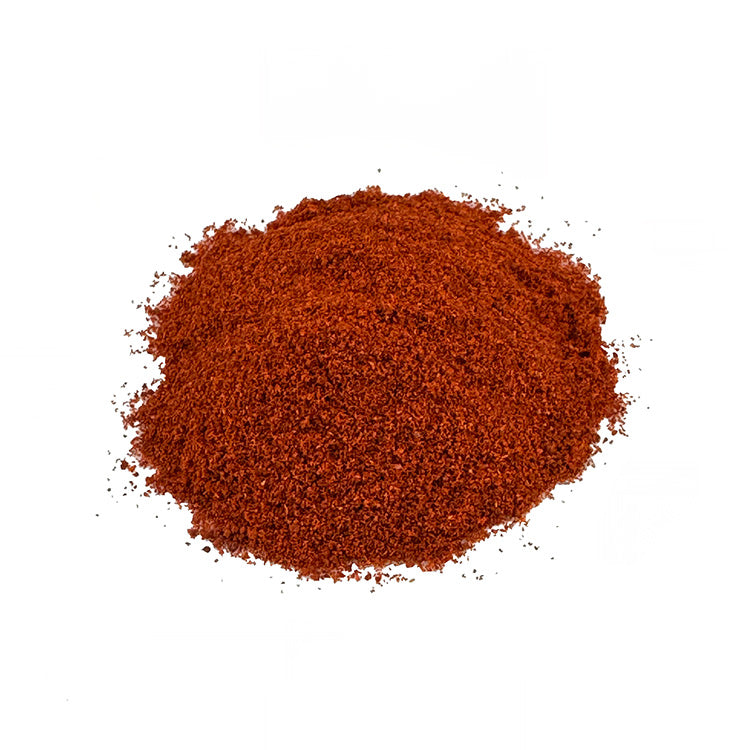 Ein kleiner Haufen geräuchertes Bio-Paprika. Das Bio-Paprika hat eine intensive dunkelrote Farbe und sieht lecker aus.