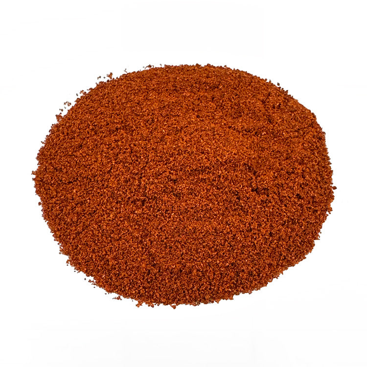 Ein kleiner Haufen spanisches scharfes Bio-Paprika. Das Bio-Paprika hat eine intensive dunkelrote Farbe und sieht lecker aus.