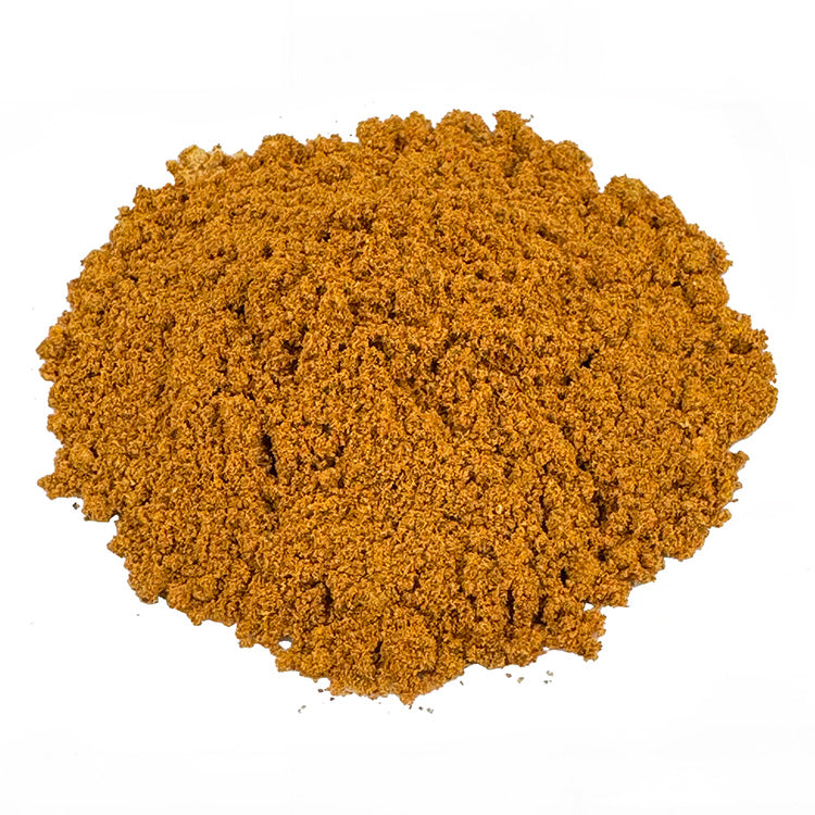 Ein kleiner Haufen Ras el Hanout Bio Gewürzmischung. Die Bio-Gewürzmischung hat eine orange Farbe und ist sehr fein gemahlen. Es sieht sehr lecker aus.