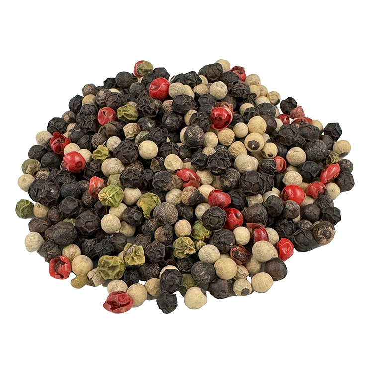 Ein kleiner Haufen Bunter Pfeffer Mix Bio Gewürzmischung. Die Bio-Gewürzmischung hat eine weiße, schwarze und rote Farbe. Die Pfefferkörner sind ganz. Es sieht sehr lecker aus.