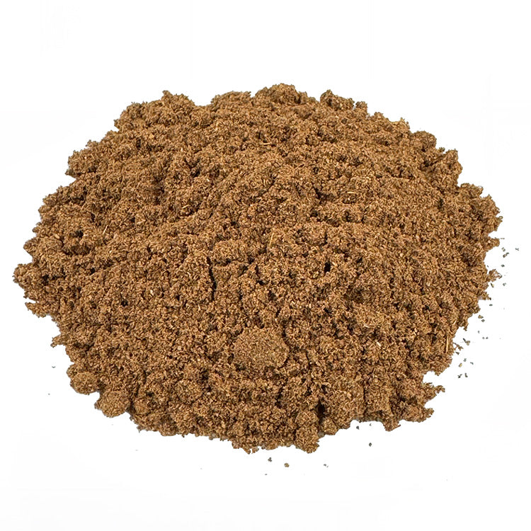 Ein kleiner Haufen Garam Masala Bio Gewürzmischung. Die Bio-Gewürzmischung hat eine bräunliche Farbe und ist sehr fein gemahlen. Es sieht sehr lecker aus.