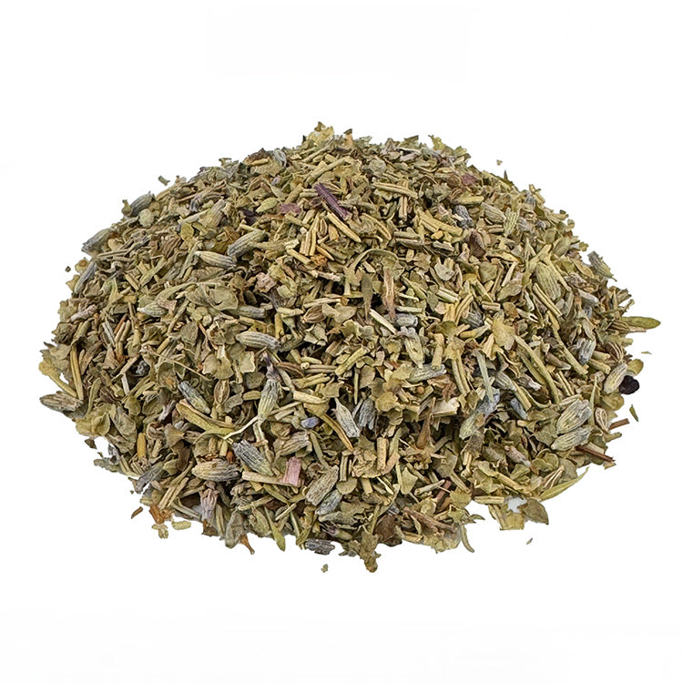 Ein kleiner Haufen Bio Herbes de Provence Gewürz. Die Bio-Gewürzmischung hat eine grüne Farbe. Es sieht lecker aus.