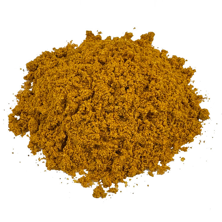 Ein kleiner Haufen Curry Indian Style Bio Gewürzzubereitung. Die Bio-Gewürzzubereitung hat eine intensive orange Farbe und ist fein gemahlen. Sie sieht sehr lecker aus.